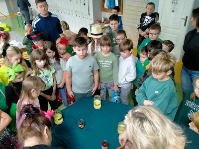 Dzieci wykonują magiczne eliksiry Wróżki Chrzestnej