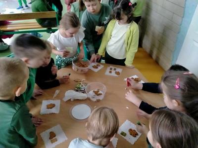 Dzieci ozdabiają ciasteczka w pracowni Ciastka