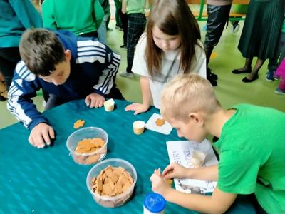 Dzieci ozdabiają ciasteczka w pracowni Ciastka