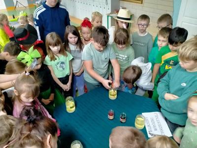 Dzieci wykonują magiczne eliksiry Wróżki Chrzestnej