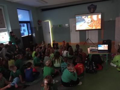 Dzieci oglądają film Shrek