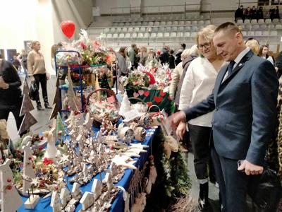 Dwie osoby stoją przed stoiskiem