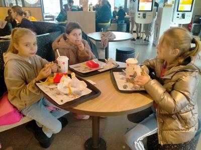 Dzieci w restauracji.