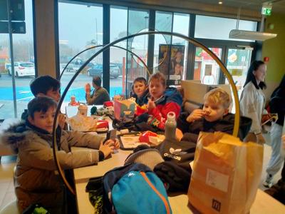 Dzieci w restauracji.