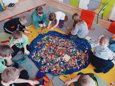 Dzieci bawią się klockami lego