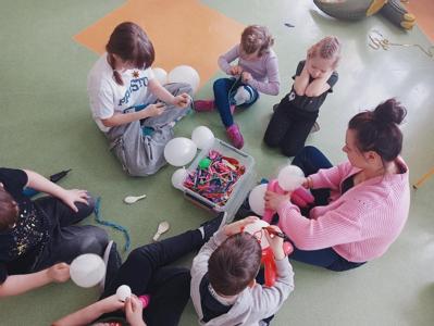 Dzieci bawią się balonami