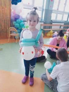 Dzieci bawią się balonami