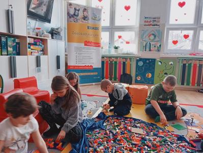 Dzieci bawią się klockami lego