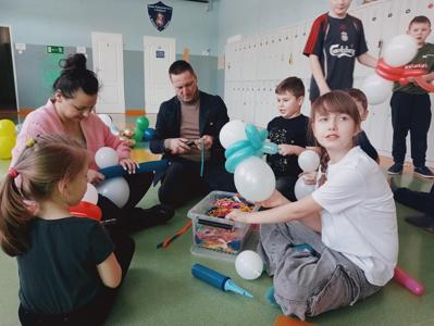 Dzieci bawią się balonami