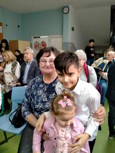 Babcia z wnuczkami