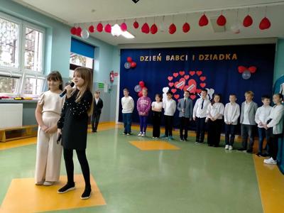 Występ uczniów klasy trzeciej