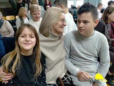 Babcia z wnuczkami