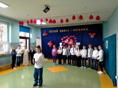 Występ uczniów klasy trzeciej