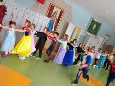 Dzieci tańczą