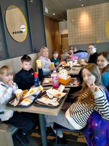 Dzieci w McDonalds