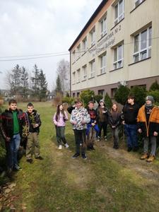 Na zdjęciu uczniowie trzymający drzewka