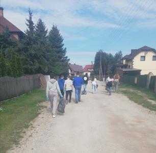 Na zdjęciu uczniowie z workami podczas sprzątania