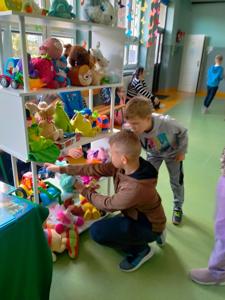 Dzieci wymieniają zabawki