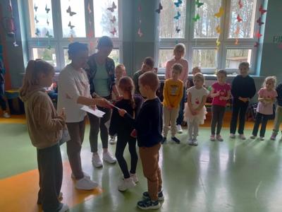 Nauczycielki wręczają nagrody