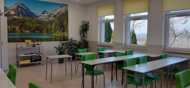 Widok wnętrza pracowni nauk przyrodniczych.