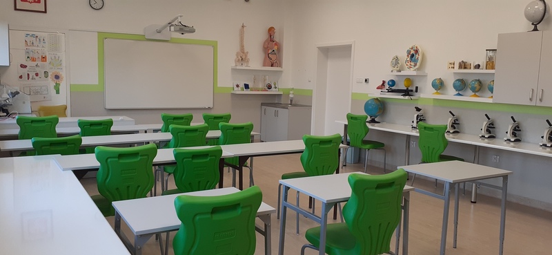 Widok wnętrza pracowni nauk przyrodniczych.
