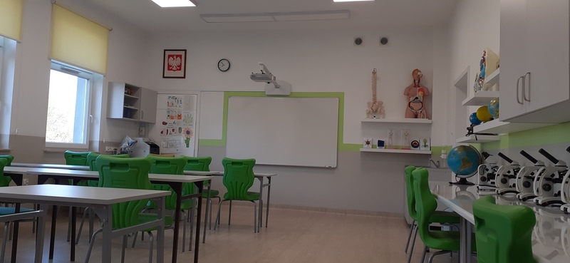 Widok wnętrza pracowni nauk przyrodniczych.
