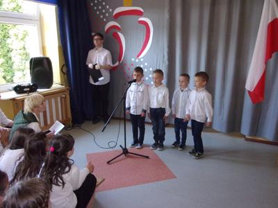 Chłopcy z klasy I wraz z solistą Igorem Macierzyńskim zaśpiewali "Piechotę".