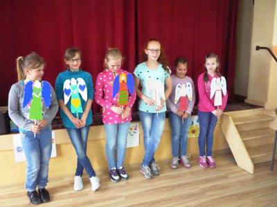 Dziewczęta prezentują wykonane przez siebie anioły...