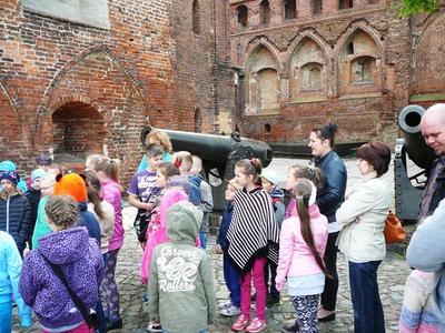 Na dziedzińcu zamku. Zamek zaczęto budować na przełomie XIII i XIV wieku.