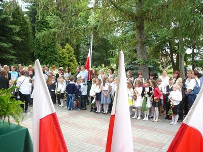 Na placu przed szkołą gromadzi się szkolna brać...