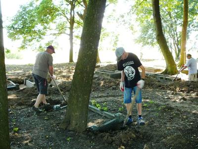 Jasiek i pan Tomek okopują jedną z mogił...