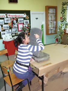 Pani Karolina podczas odnawiania napisu na tablicy