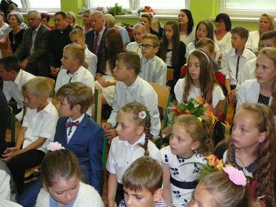 W oczekiwaniu na rozpoczęcie uroczystości zakończenia roku szkolnego...