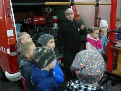 Samochód strażacki i zabytkowa sikawka bardzo nas interesowały...