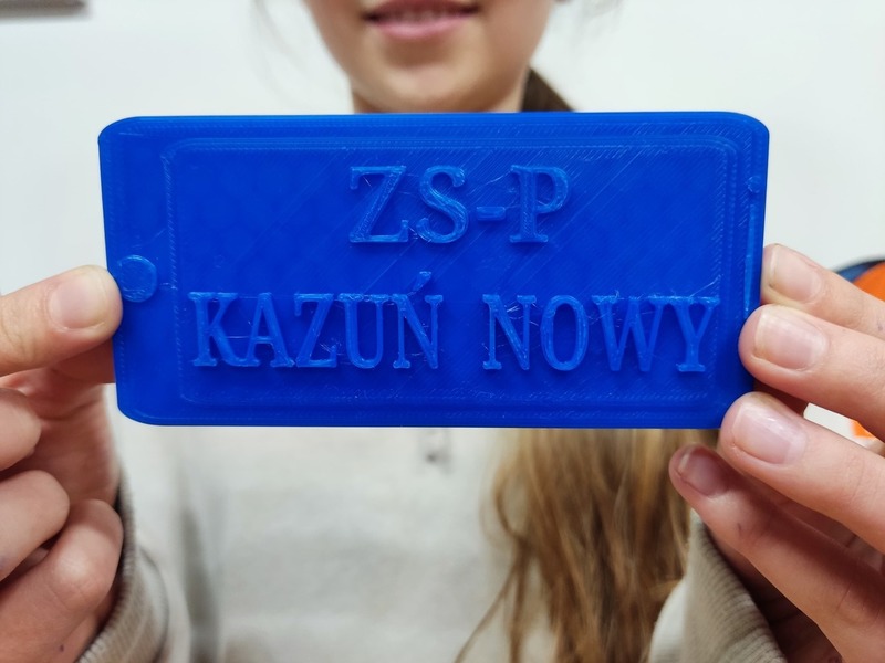 Wydrukowany telefon z nazwą szkoły