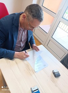 Dyrektor podpisuje dokument