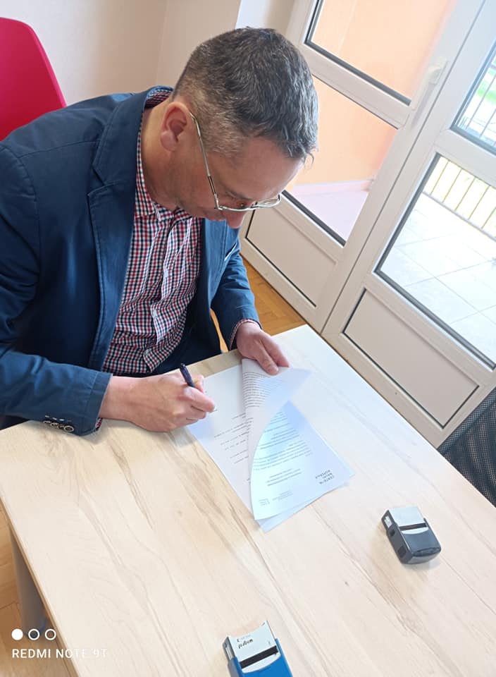 Dyrektor podpisuje dokument
