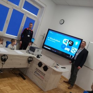 Dyrektor przy monitorze interaktywnym