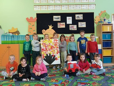 Dzieci trzymają plakat