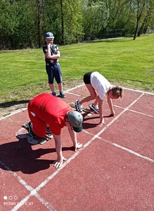 Dzieci na bieżni lekkoatletycznej
