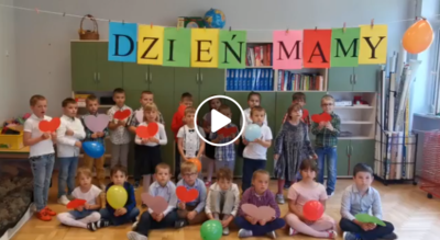 Dzieci trzymają serca i balony
