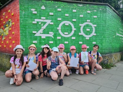 dzieci, a w tle napis ZOO
