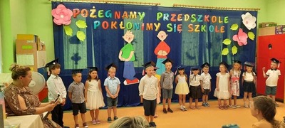Dzieci na pożegnaniu przedszkola