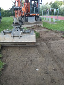 koparka zrywa darń