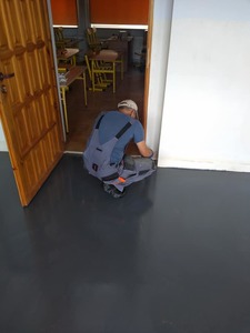 człowiek pracuje na korytarzu