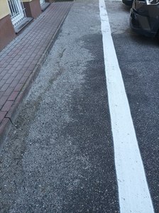 biały pas na parkingu