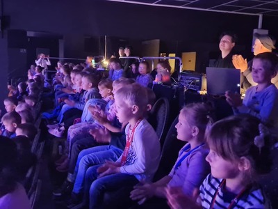 dzieci oglądają film w kinie