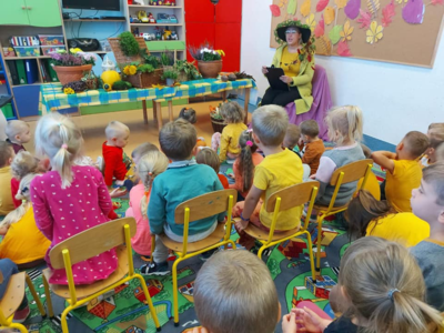 pani jesień czyta siedzącym dzieciom
