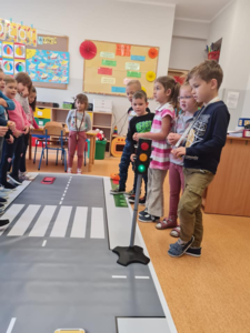 dzieci przechodzą przez ustawione w sali przejście dla pieszych
