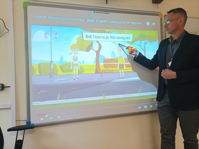 Dyrektor pokazuje slajd na ekranie